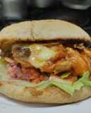 Sándwich de pollo🍗en salsa de tomate🍅casera con queso🧀y ensalada cremosa🥙🥯🍔