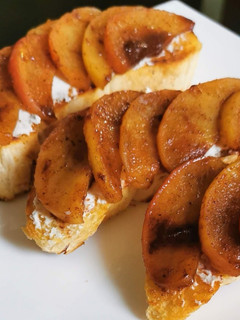 Una foto de Desayuno pan tostado con manzana y canela