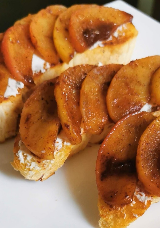Una foto de Desayuno pan tostado con manzana y canela