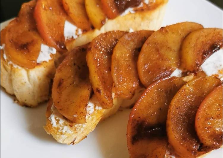 Desayuno pan tostado con manzana y canela