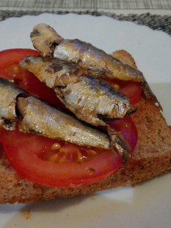 Una foto de Tostada con sardinillas
