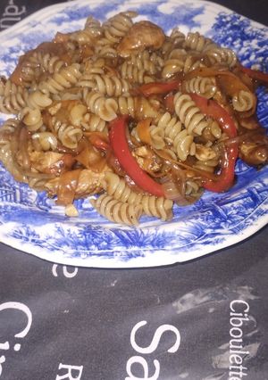 Una foto de Wok de pollo. Amistad detrás de la cordillera