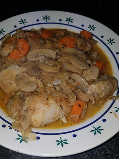 Una foto de Muslitos de pollo guisados