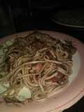 Chow mein de pollo con champiñones