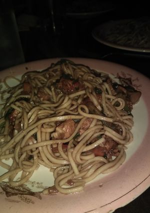 Una foto de Chow mein de pollo con champiñones