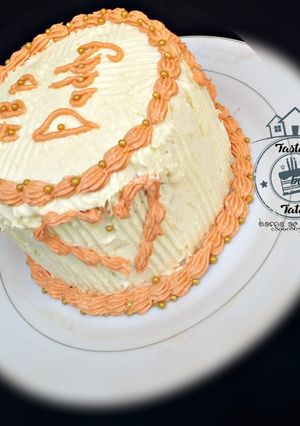 A picture of Buttered cream icing.
