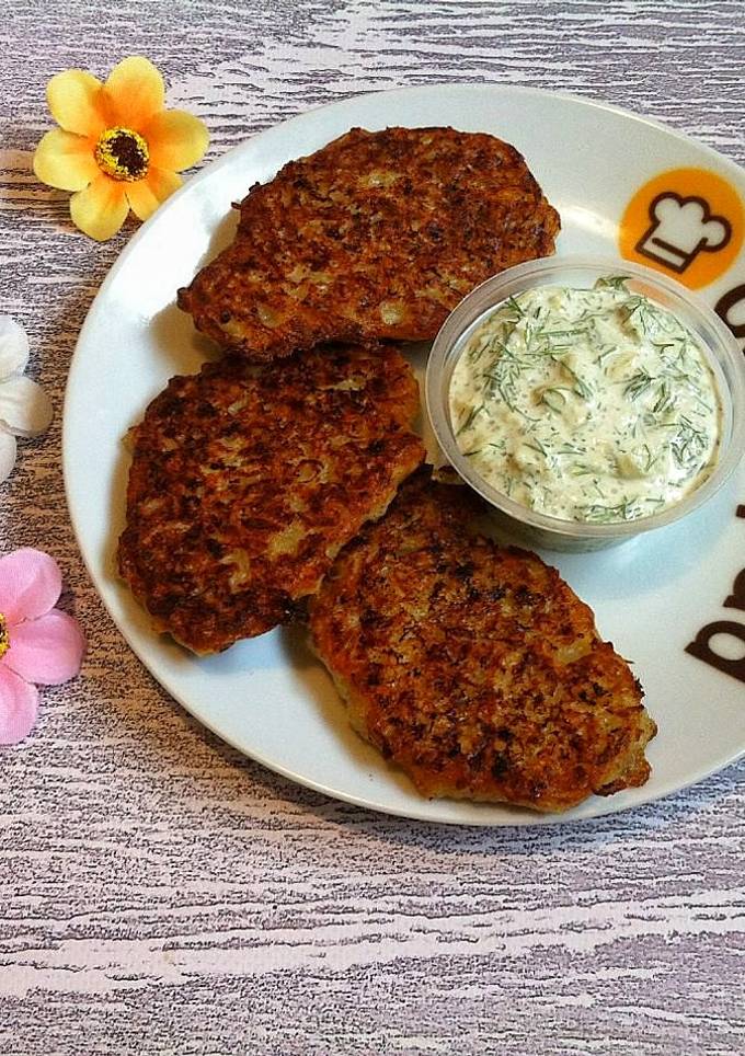 Деруни без яєць з соусом дзадзикі