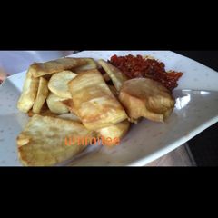 A picture of Fried potatoes with sauce.