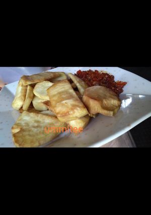 A picture of Fried potatoes with sauce.