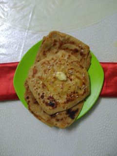 ચીઝ ગાર્લિક પરાઠા(Cheese garlic paratha recipe in Gujarati) રેસીપી મુખ્ય ફોટો