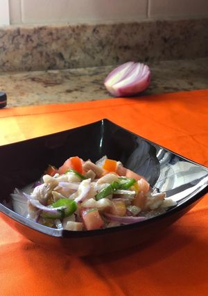 Una foto de Ceviche de mero con leche de chufa y lima