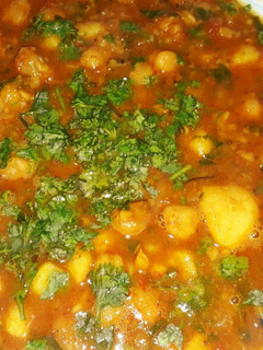 आलू छोले की सब्ज़ी (aloo chole ki sabzi recipe in Hindi) रेसिपी मुख्य फोटो