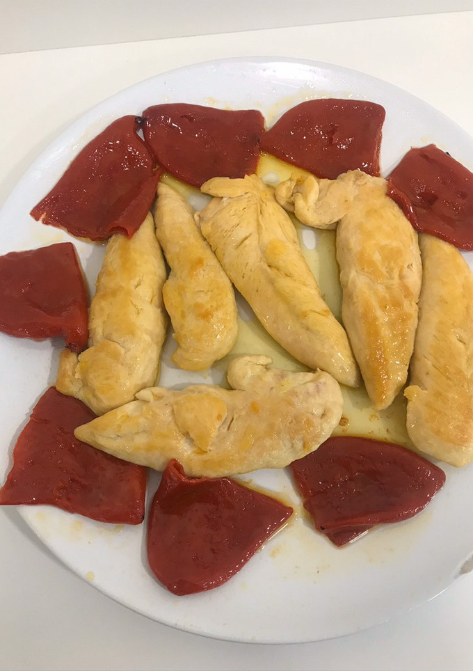 Una foto de Solomillos de pollo con pimientos del Piquillo de Lodosa