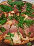 Pizza con rúcula, crudo y mozzarella