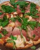Pizza con rúcula, crudo y mozzarella