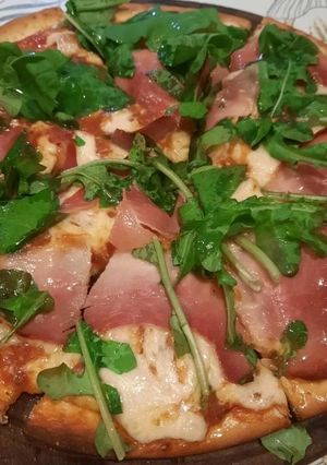 Una foto de Pizza con rúcula, crudo y mozzarella