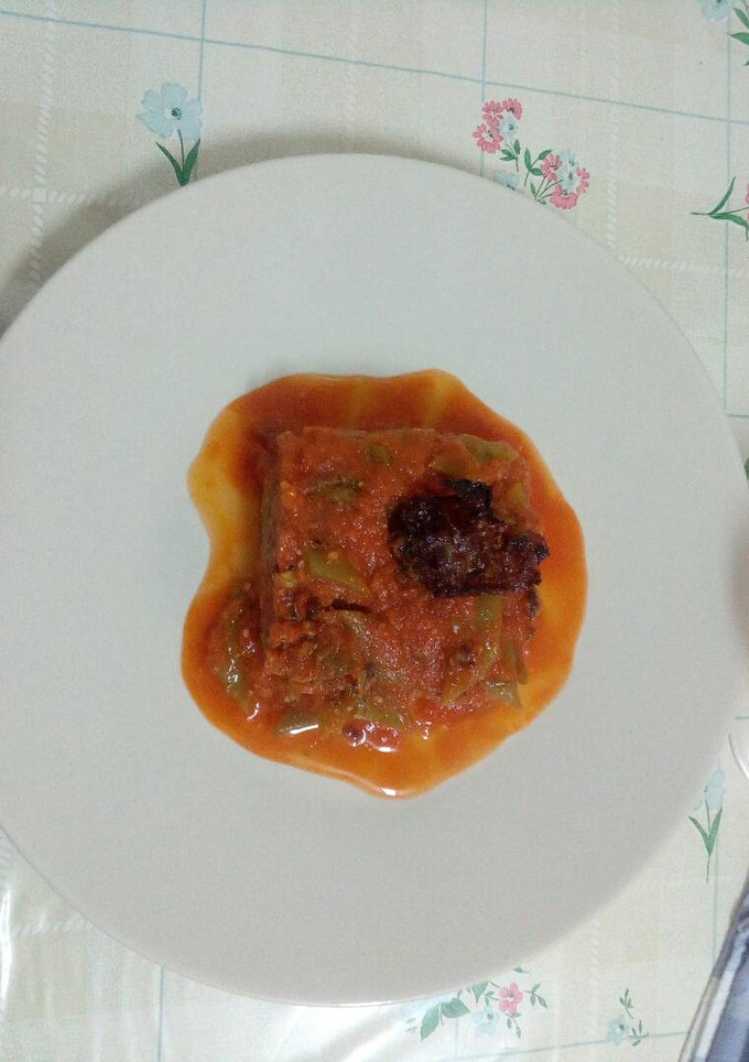 Una foto de Judías verdes con tomate a la albahaca y crujiente de jamón