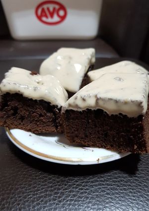 O poză a rețetei Brownies cu glazură de cafea deasupra.