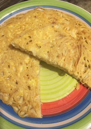 Una foto de Tortilla de fideos con atún