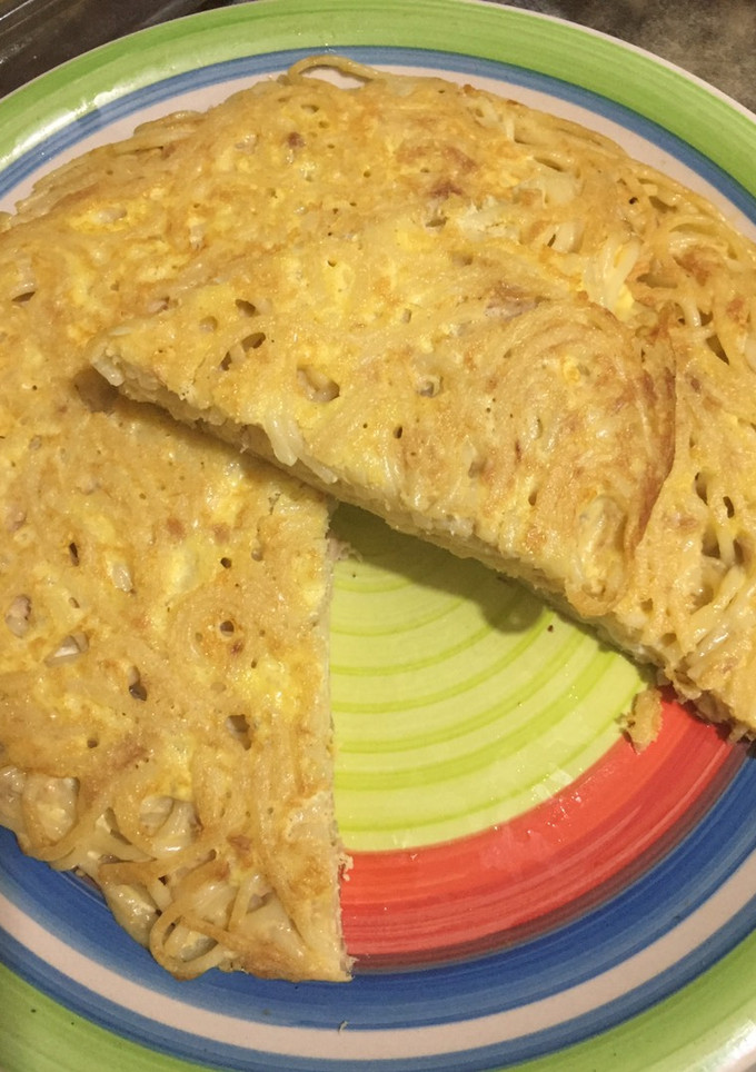Una foto de Tortilla de fideos con atún