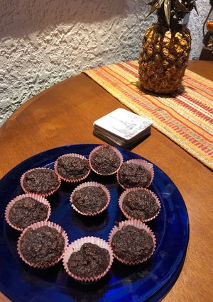 Una foto de MUFFINS de CHOCOLATE sin harina ni azúcar, con DÁTILES, COCO, CAFÉ y FRUTOS SECOS