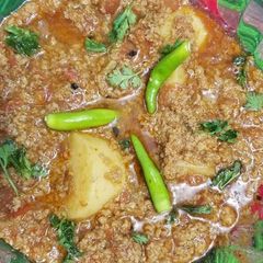 A picture of Jhat pat Karahi Qeema Alu.