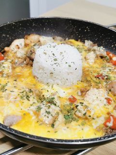 Una foto de Arroz con pollo y queso