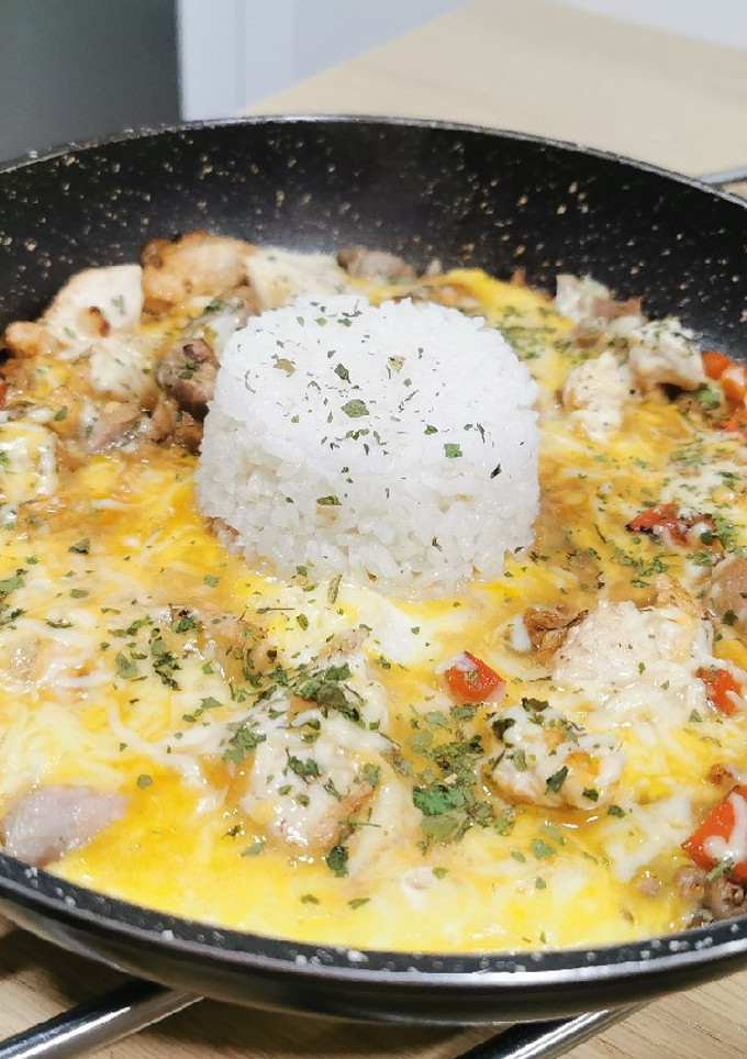 Una foto de Arroz con pollo y queso
