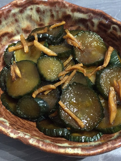Una foto de Tsukemono de pepino y jengibre