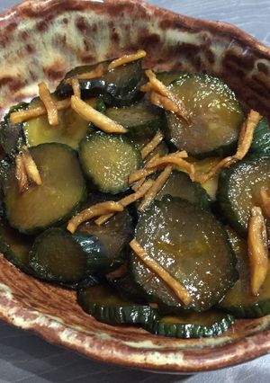 Una foto de Tsukemono de pepino y jengibre
