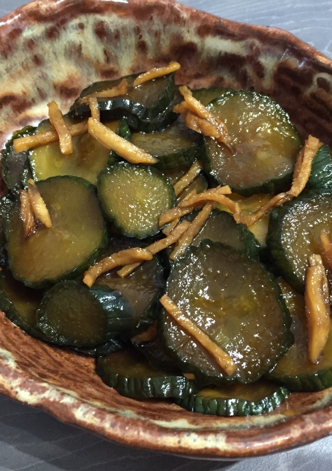 Una foto de Tsukemono de pepino y jengibre