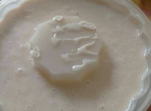 Una foto de Gelatina de búlgaros o kéfir con mermelada de fresa.ॐ
