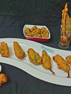 ભરવા મિર્ચી પકોડા (Stuffed Chilli Pakoda Recipe in Gujarati) (Jain) રેસીપી મુખ્ય ફોટો