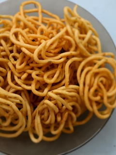 சின்ன வெங்காய முறுக்கு செய்முறை முக்கிய புகைப்படம்