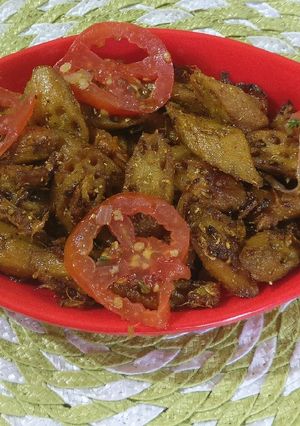 A picture of Lotus stem fried vegies.