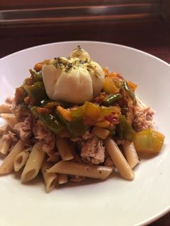 Una foto de Macarrones con pisto picante 🌶 y huevo poché