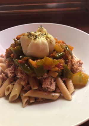Una foto de Macarrones con pisto picante 🌶 y huevo poché