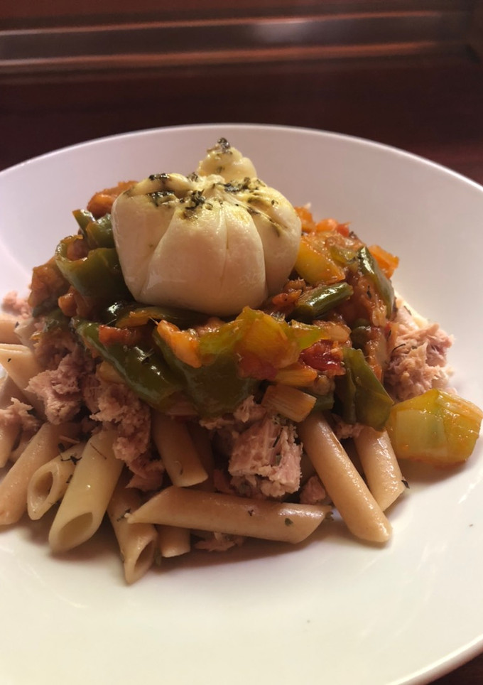 Una foto de Macarrones con pisto picante 🌶 y huevo poché
