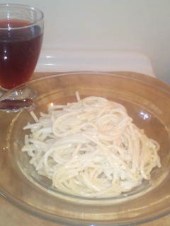 Una foto de Spaghetti blanco súper cremoso 🍝