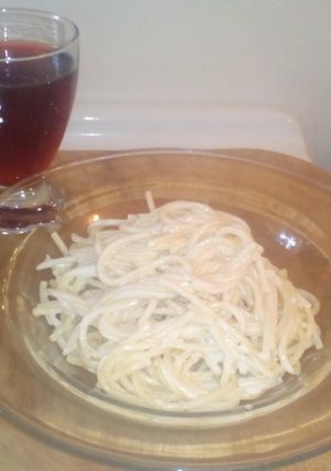Una foto de Spaghetti blanco súper cremoso 🍝