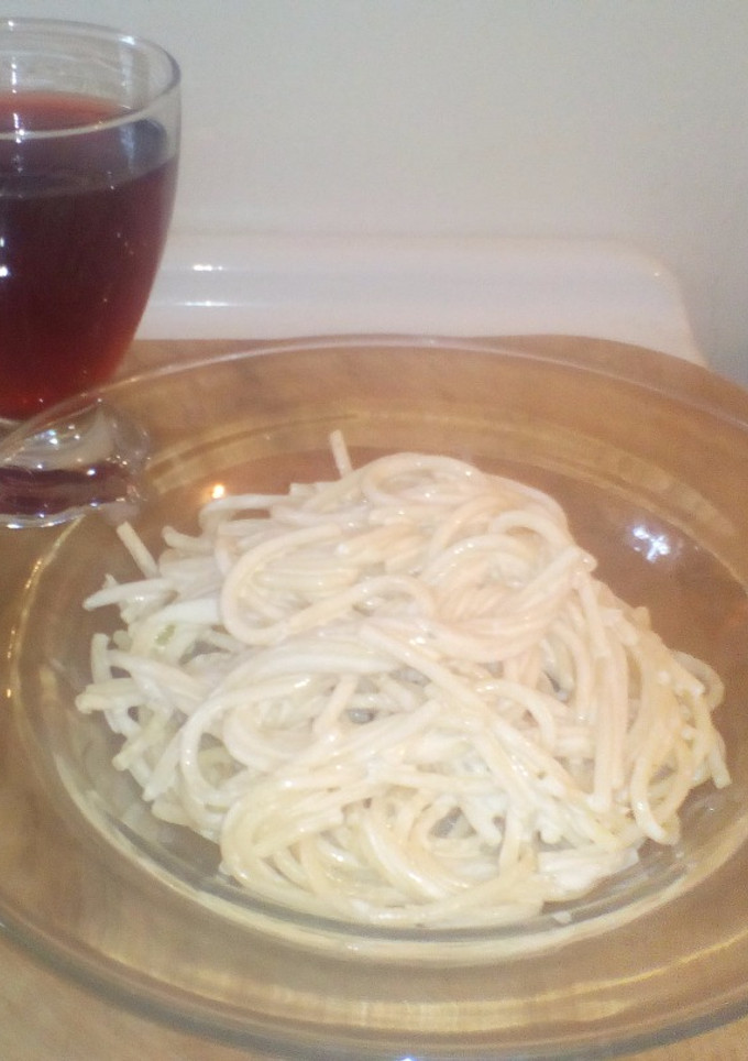 Una foto de Spaghetti blanco súper cremoso 🍝