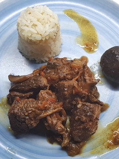 Una foto de Estofado de Añojo Portobello en olla de cocción lenta