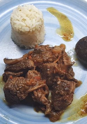 Una foto de Estofado de Añojo Portobello en olla de cocción lenta
