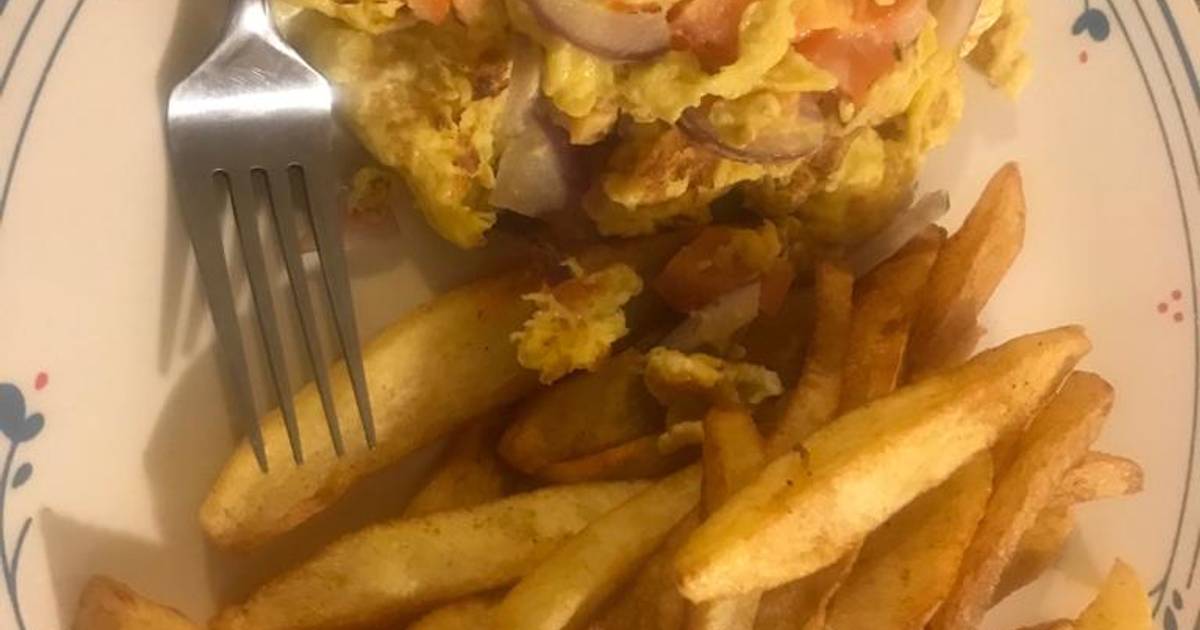 how many calories in 2 fried eggs and chips