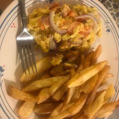 A picture of Fried Eggs and chips.