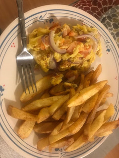 A picture of Fried Eggs and chips.
