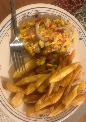 A picture of Fried Eggs and chips.