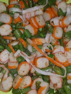 Una foto de Surimi con judías verdes y guisantes