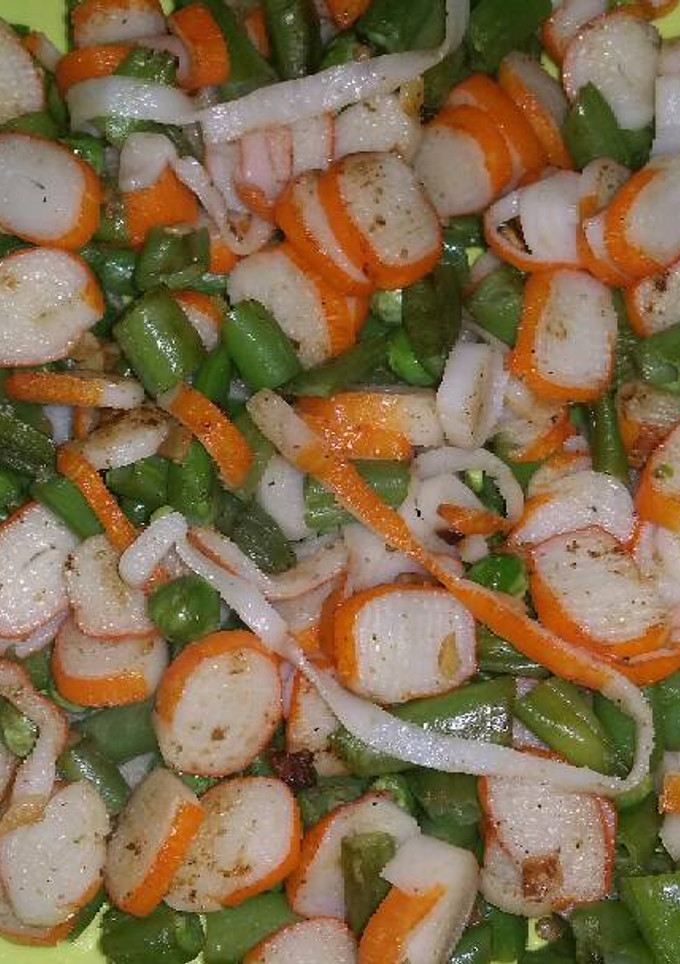 Una foto de Surimi con judías verdes y guisantes