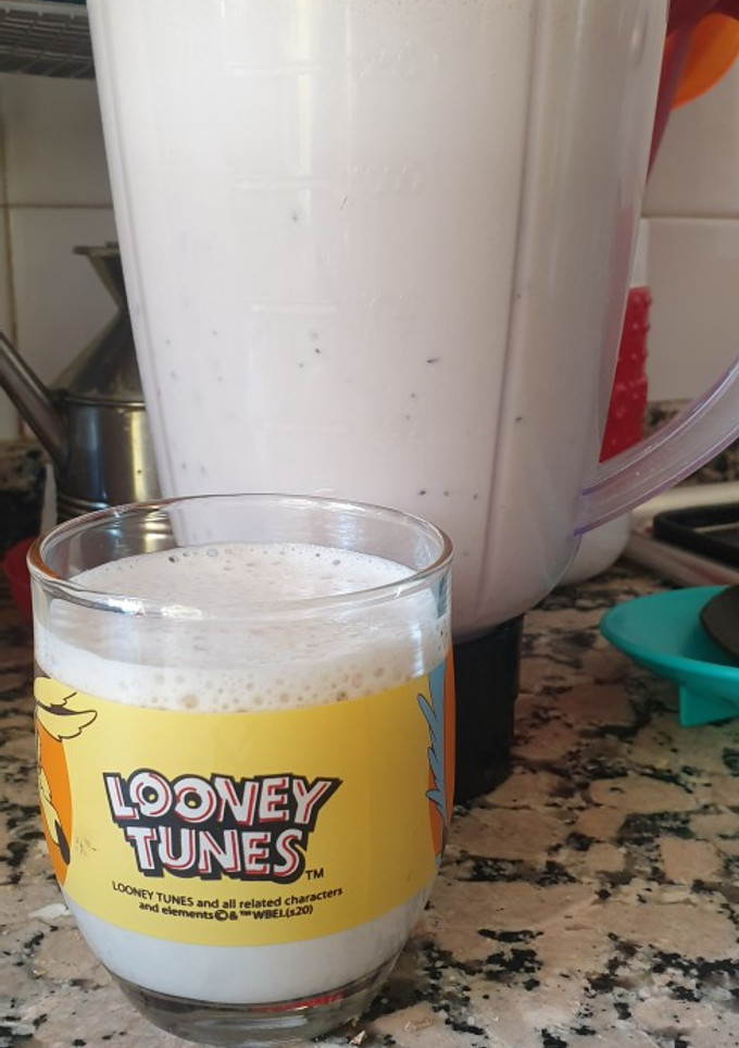Una foto de Batido de piña arándanos y plátano 🍍🍌